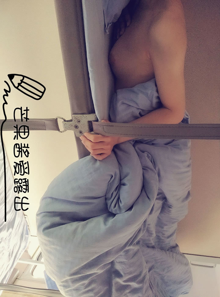 极品网红芒果酱爱露出系列-列车卧铺无圣光写真(29)