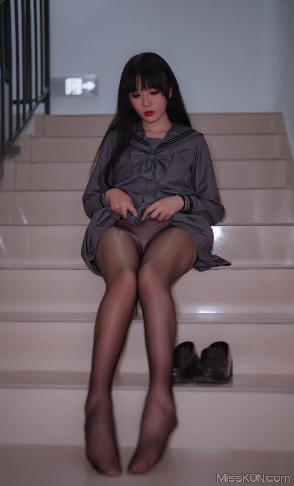 Coser@轩萧学姐: 楼道+车库 (91 photos)(49)