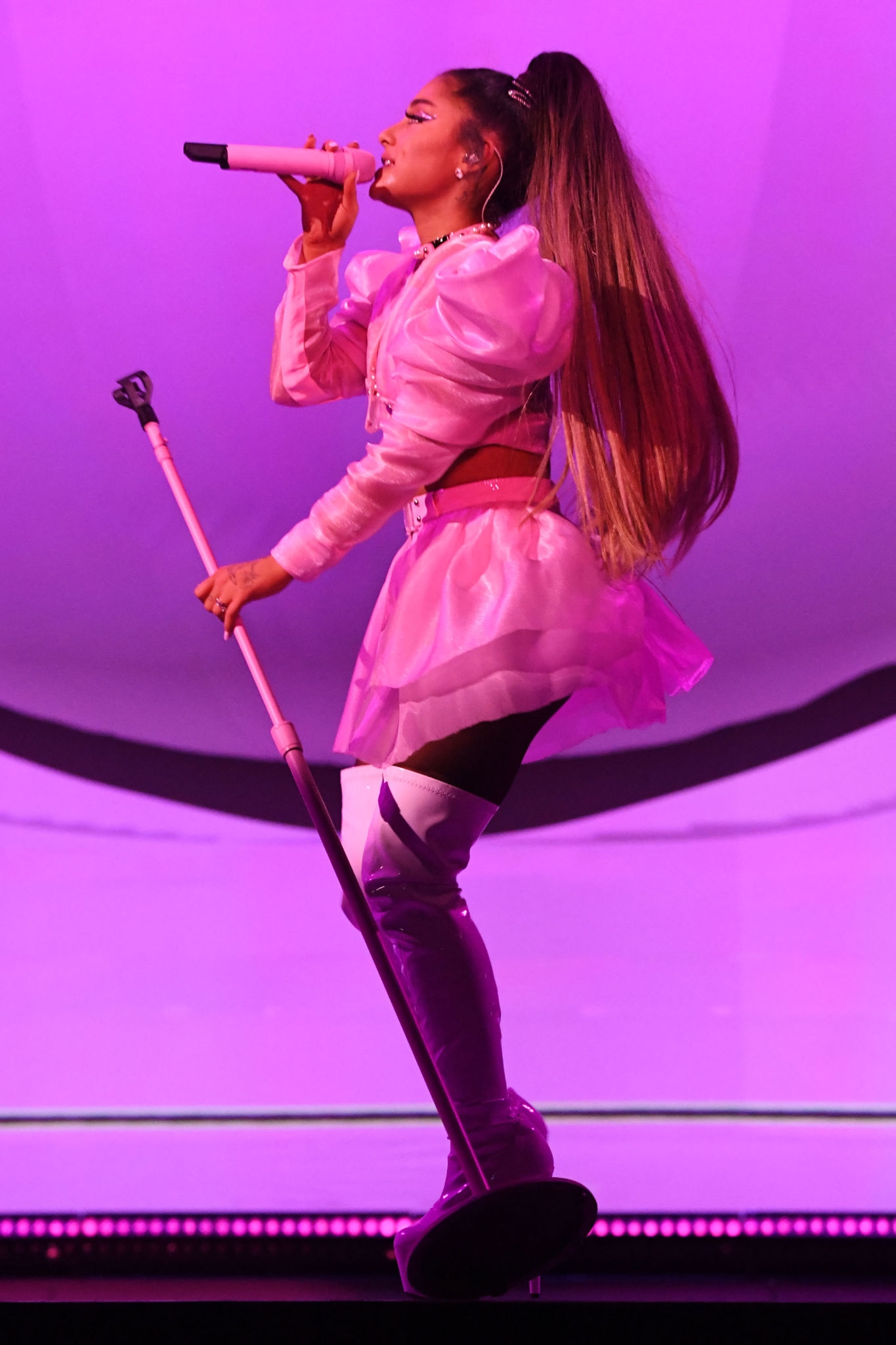 Ariana grande eternal sunshine перевод. Ariana grande Sweetener World Tour. Арианагранди в розовом.