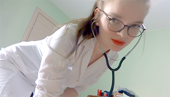 Дарина aka Darina98 - Сексуальная медсестричка наслаждается поездкой на члене / Sexy Nurse Enjoys Riding Cock (2017)