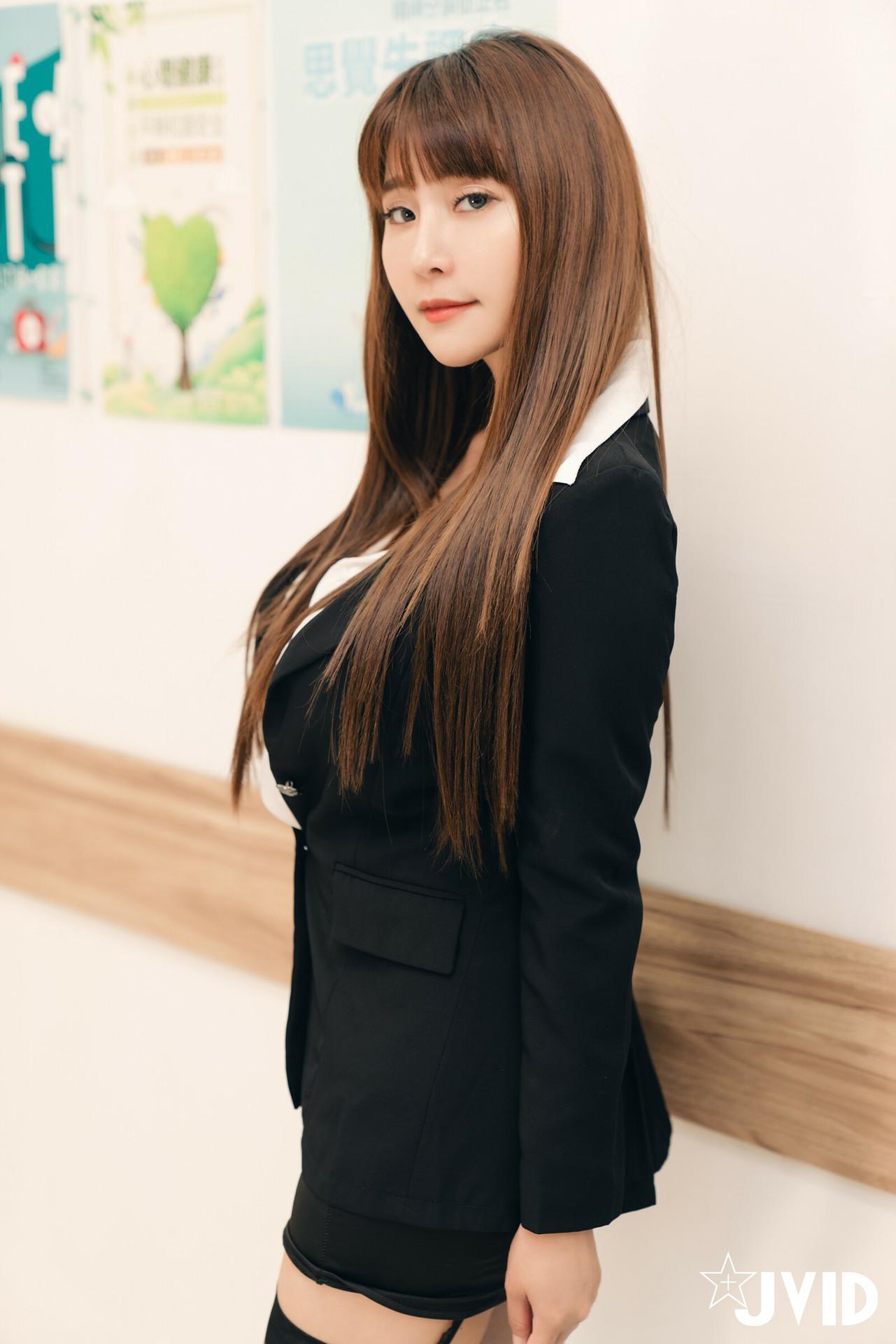 JVID Lele 樂樂 – 「呆萌巨乳OL下班健康檢查，遇到了色性大發醫師，用手指、玩具最後用棒棒內診，還內射給病患，但這種健康檢查太舒服了⋯♡下次還要再來檢查🎶 Set.01(6)