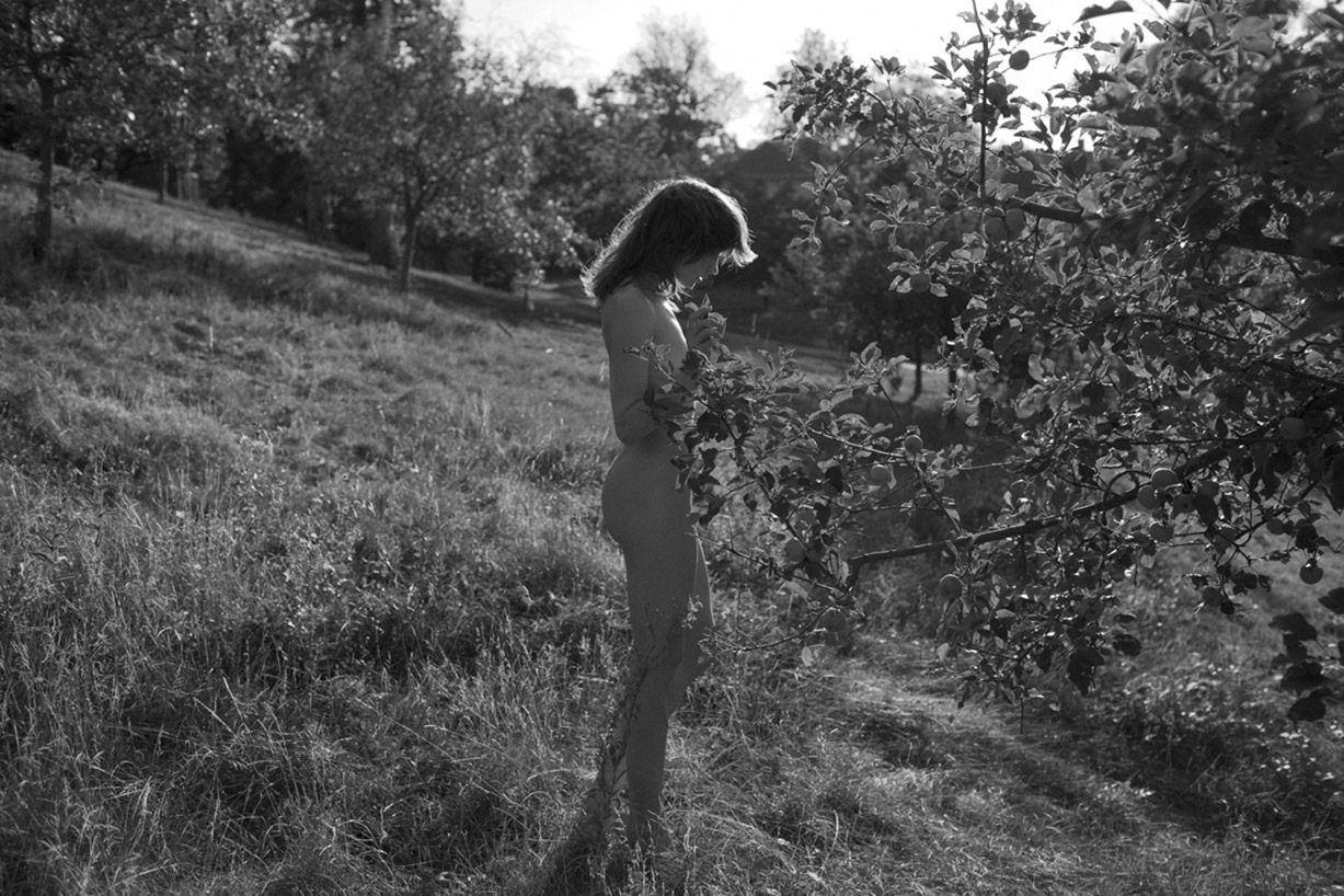 голая пражская модель Викенция во фруктовом саду / Vikencia from Prague nude by Ryan Pike - Yume Magazine голая пражская модель Викенция во фруктовом саду / Vikencia from Prague nude by Ryan Pike - Yume Magazine