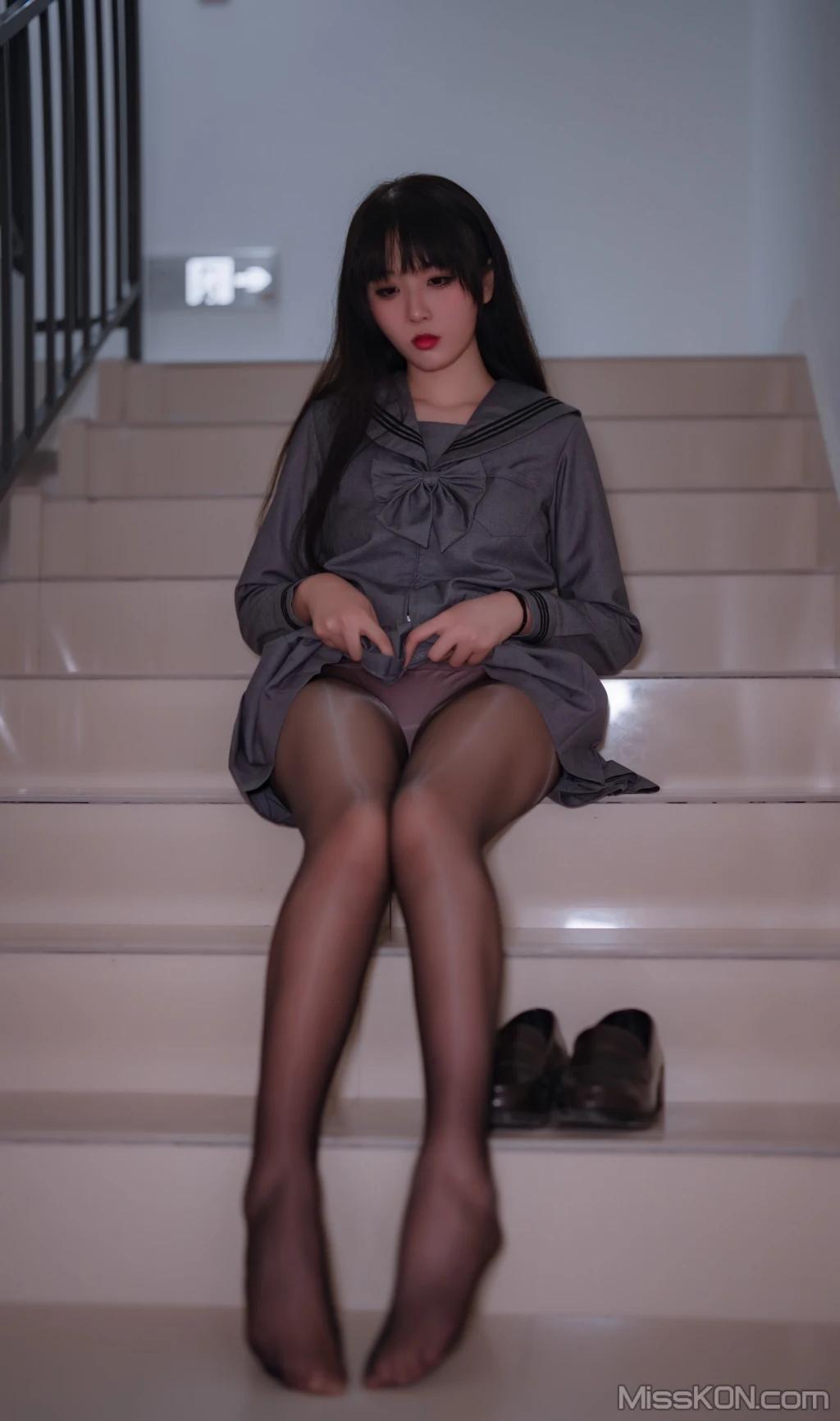 Coser@轩萧学姐: 楼道+车库 (91 photos)(48)