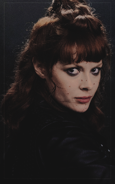 Emily Beecham Mjk3ubWv_o