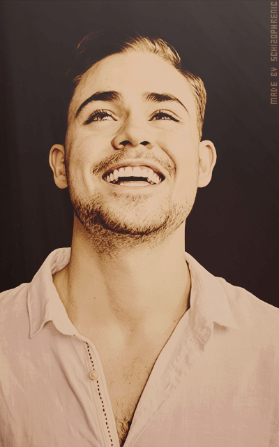 Dacre Montgomery NXXMpVOO_o