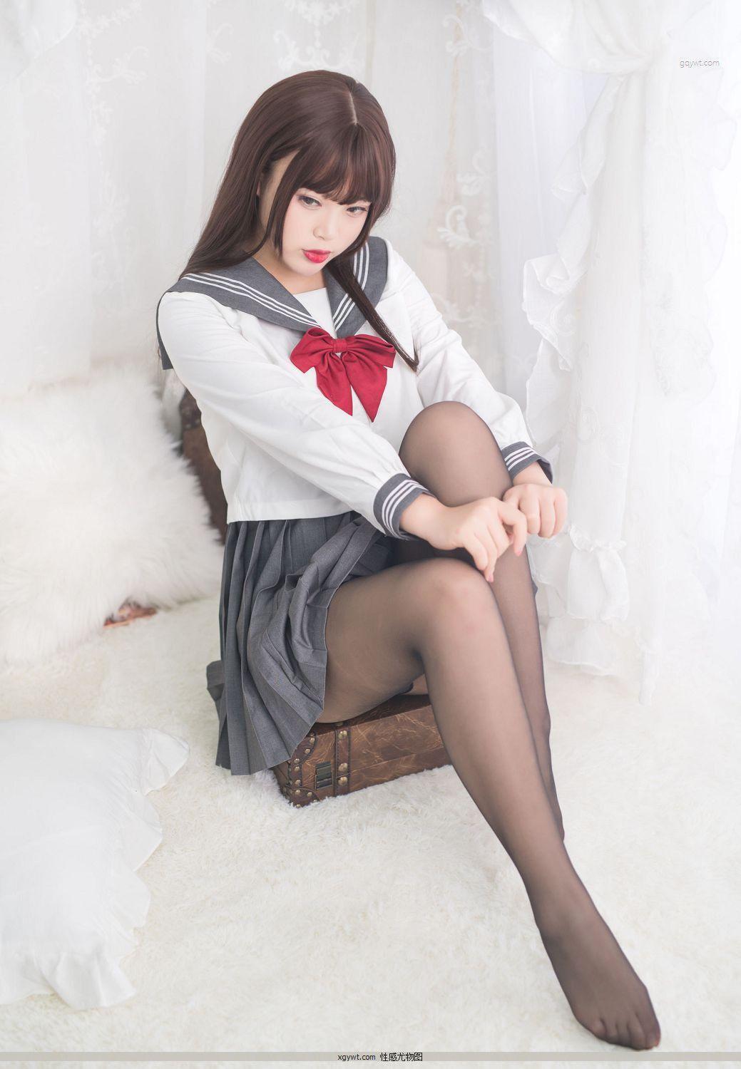 [福利女神Cosplay] 萌系小姐姐-白烨- - 黑丝制服少女 摄影套图(15)