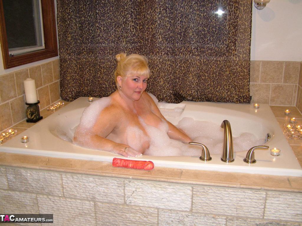 Blonde BBW Taffy Spanx strips naked before masturbating while bathing(14)