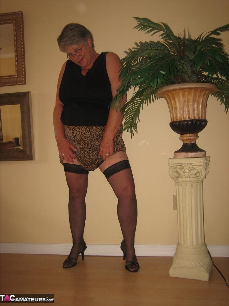 Old oma Girdle Goddess unleashes her huge tits before toying her pussy(3)