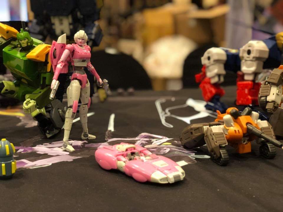 [Ocular Max] Produit Tiers - PS-04 Azalea - aka Arcee/Arcie (G1) ― PS-18 Zinnia - aka Paradron Medic/Médecin EYZVEkzL_o