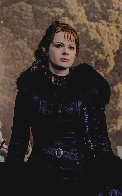 Emily Beecham QmFZEUIf_o