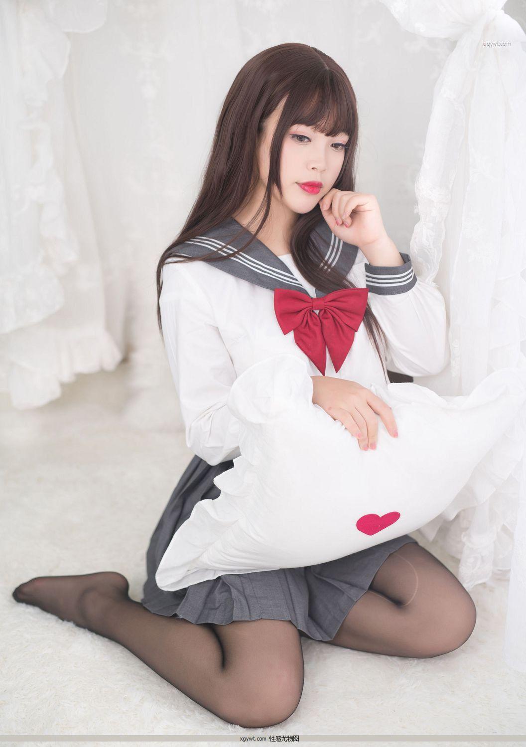 [福利女神Cosplay] 萌系小姐姐-白烨- - 黑丝制服少女 摄影套图(12)