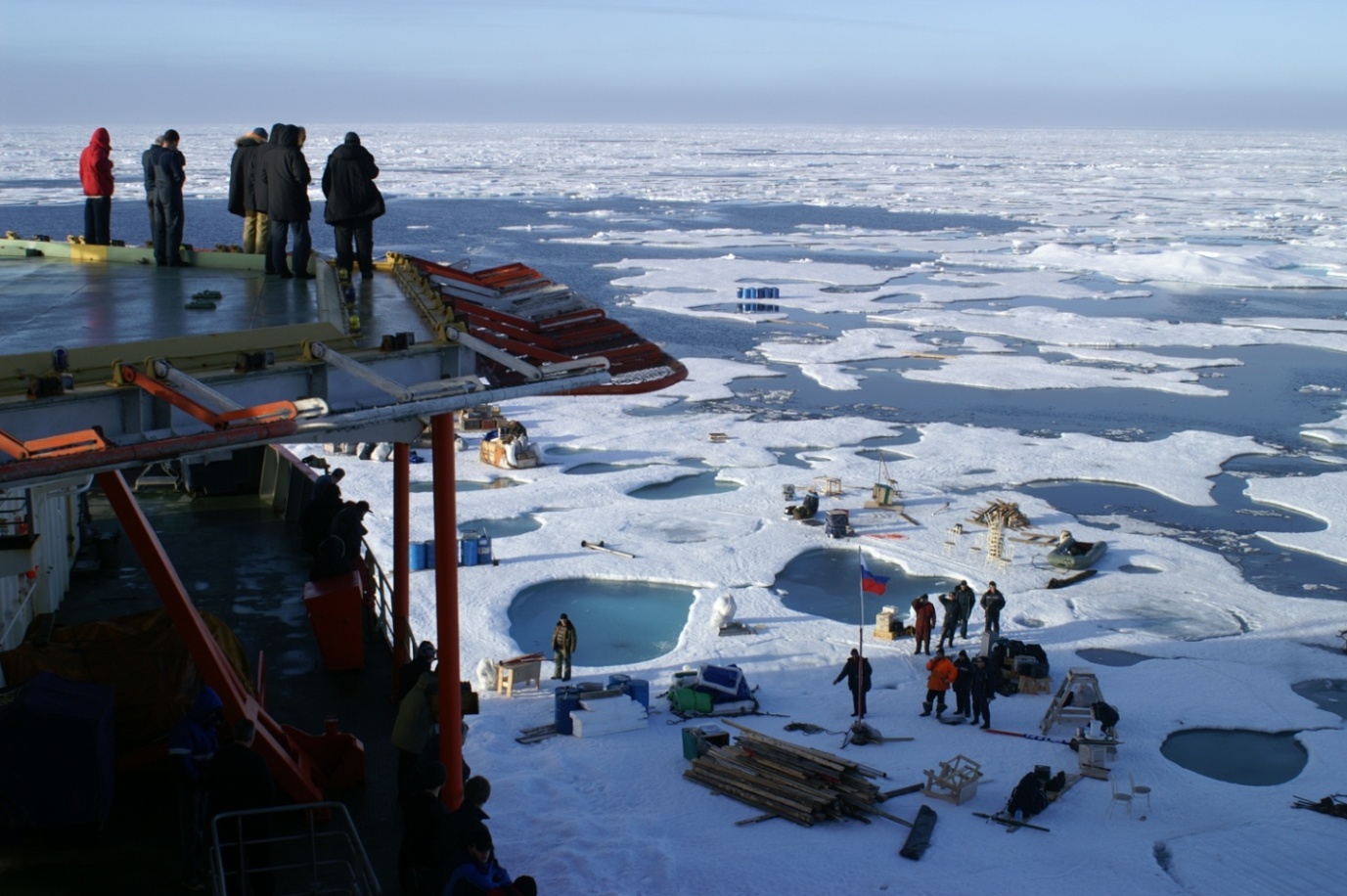 База экспедиции. Дрейфующие Полярные станции в Арктике. Полярная дрейфующая станция Северный полюс. Дрейфующая станция Северный полюс 41. Дрейфующие научные станции в Арктике.
