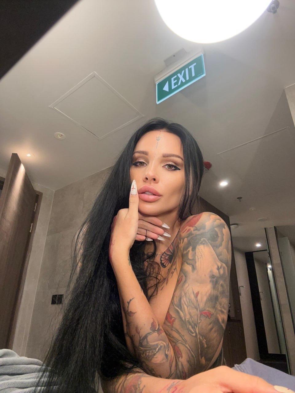 Inked OnlyFans hottie Sunny Free showing off her killer curves in a solo(5)