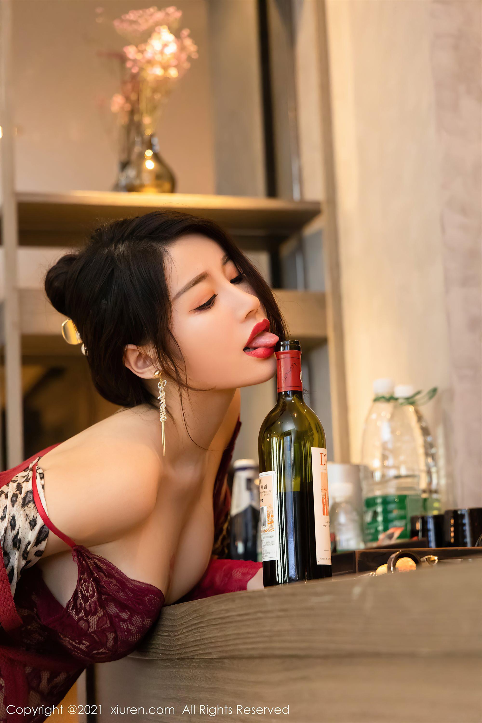[XiuRen秀人网]No.3605 模特美七Mia酒店剧情主题半脱露缕空情趣内衣惹火诱惑写真(52)