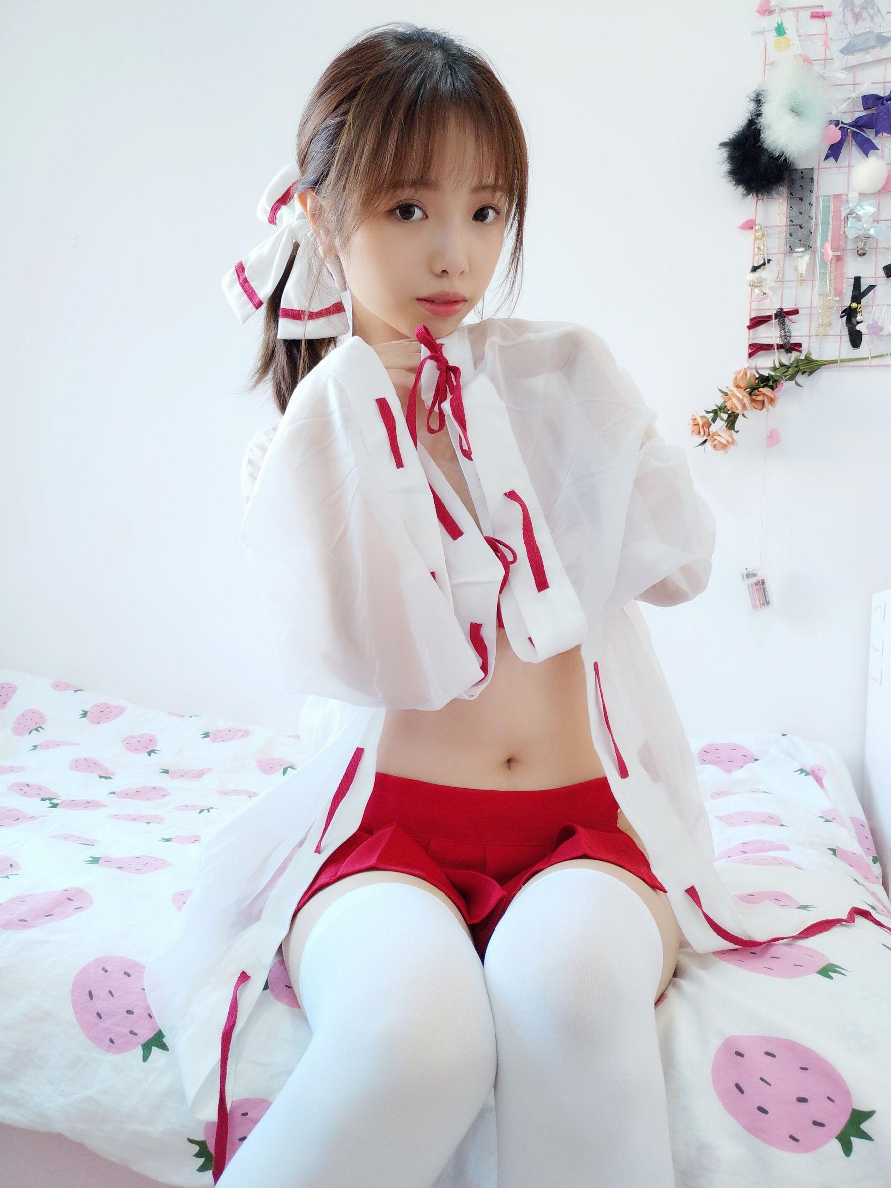 [Cosplay写真] 动漫博主雯妹 – 自拍本（1号本）巫女(12)