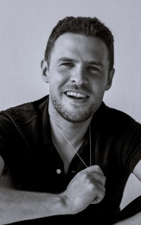 Iain de Caestecker Jc0ruQlU_o