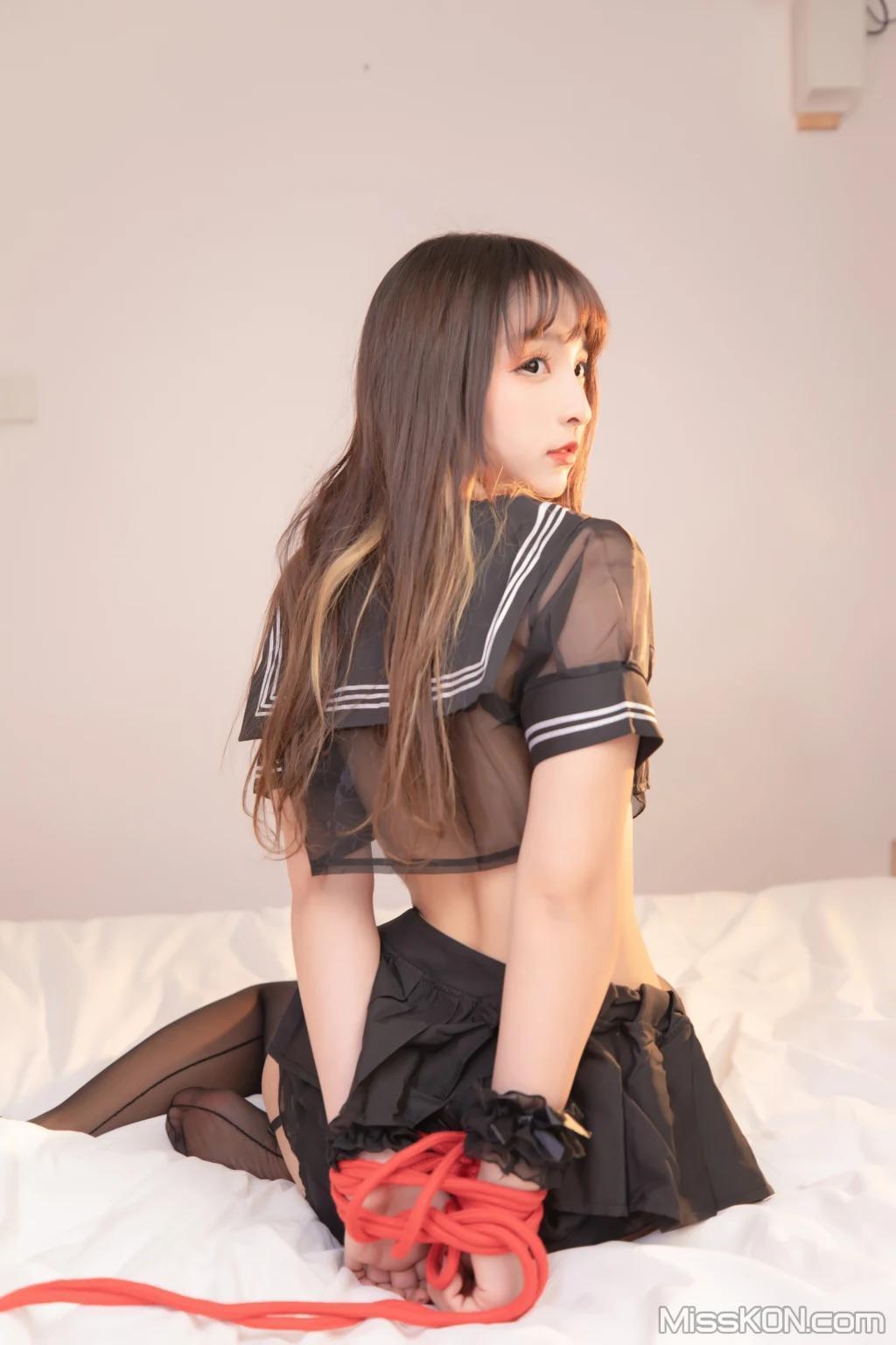 Coser@神楽坂真冬 Vol.079: 绝对企画-透明黑白水手服《特別なことに》 (150 photos )(1)
