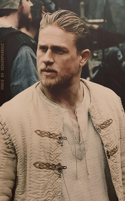 Charlie Hunnam 140EL70B_o