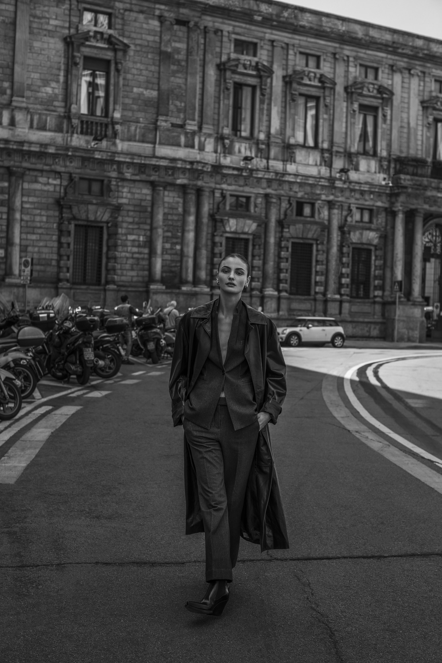 Paula Cioltean by Agata Serge / Vanity Fair Italia october 2020 Паула Чиолтян на улицах Милана / фото 09