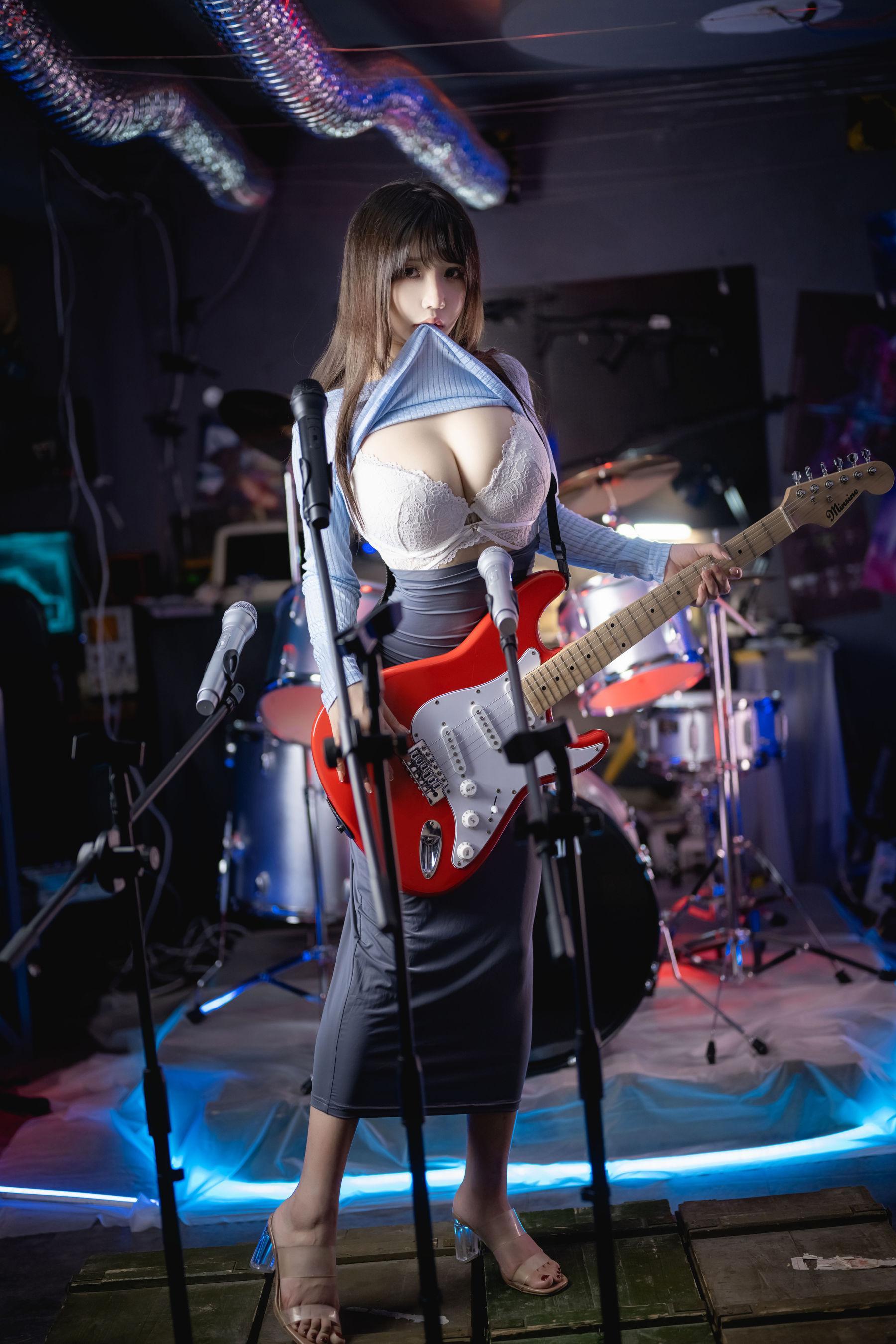 [网红COSER] 二次元妹子抱走莫子aa – 吉他妹妹(12)