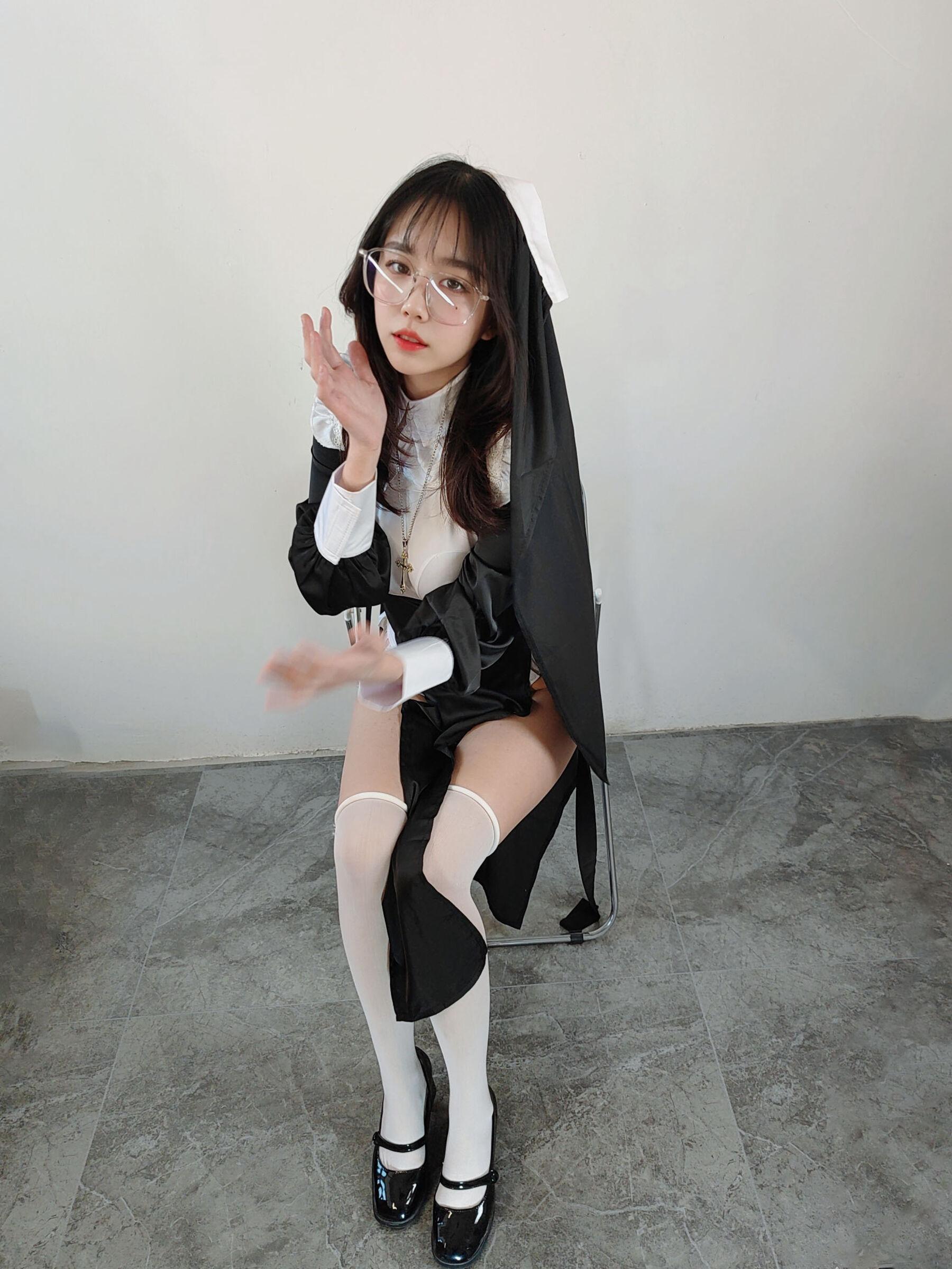 国模套图 Ceason Photography《修女服》(16)