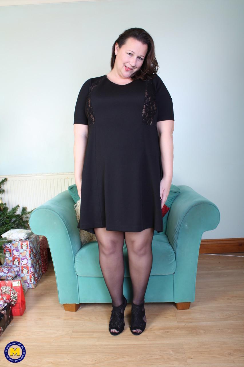 Brunette mom Eva Jayne removes her black dress and flaunts her curves(4)