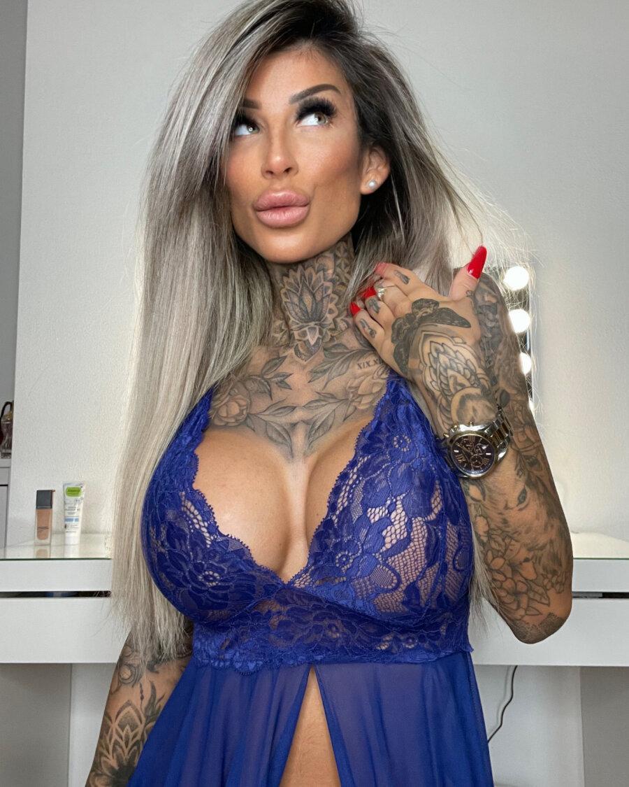 Tattooed amateur seductress Jacky posing in her sexy lace lingerie(6)