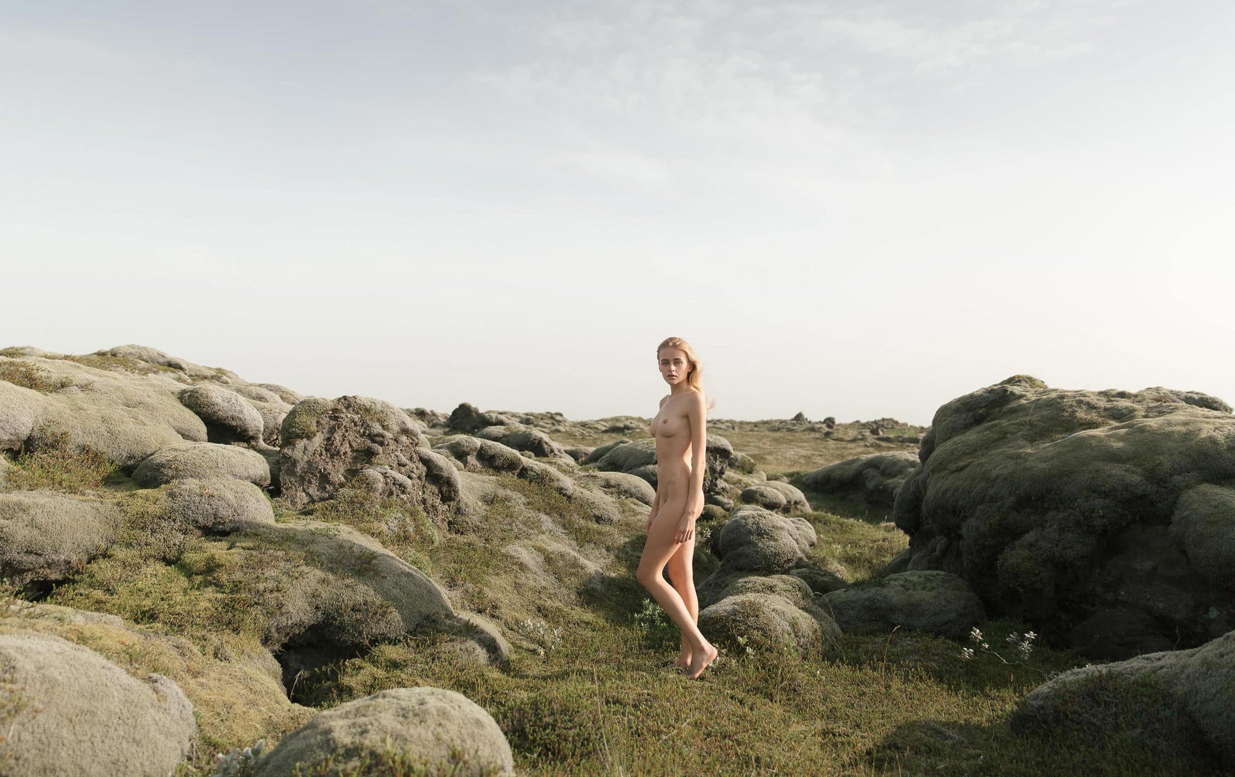 Yana Nahorniak nude by Jorg Billwitz голая Яна Нагорняк гуляет по каменистым долинам Исландии / фото 02