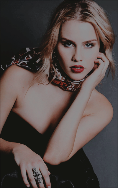 Claire holt GjHDi4tW_o