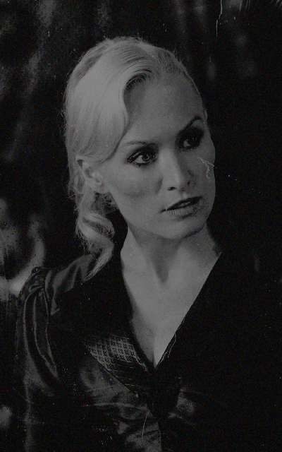 Victoria Smurfit PE9z2mBa_o