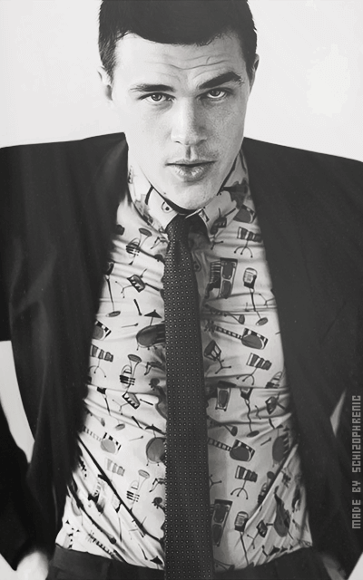 Finn Wittrock SoXAuD4U_o