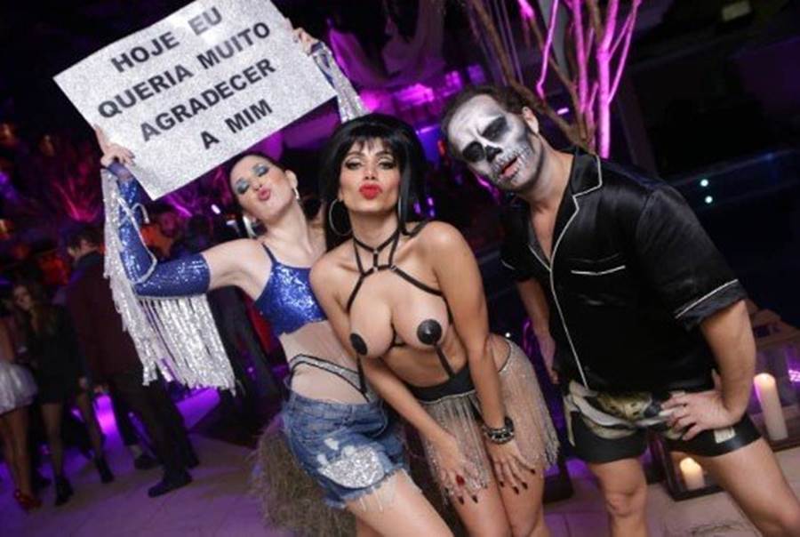 Anitta com fantasia erótica