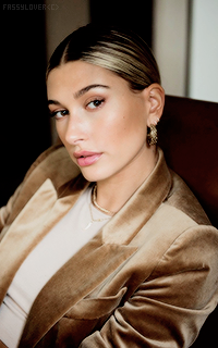 Hailey Bieber Ul6DPVmw_o