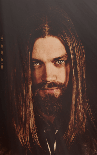 Tom Payne 9g8ZwbeB_o