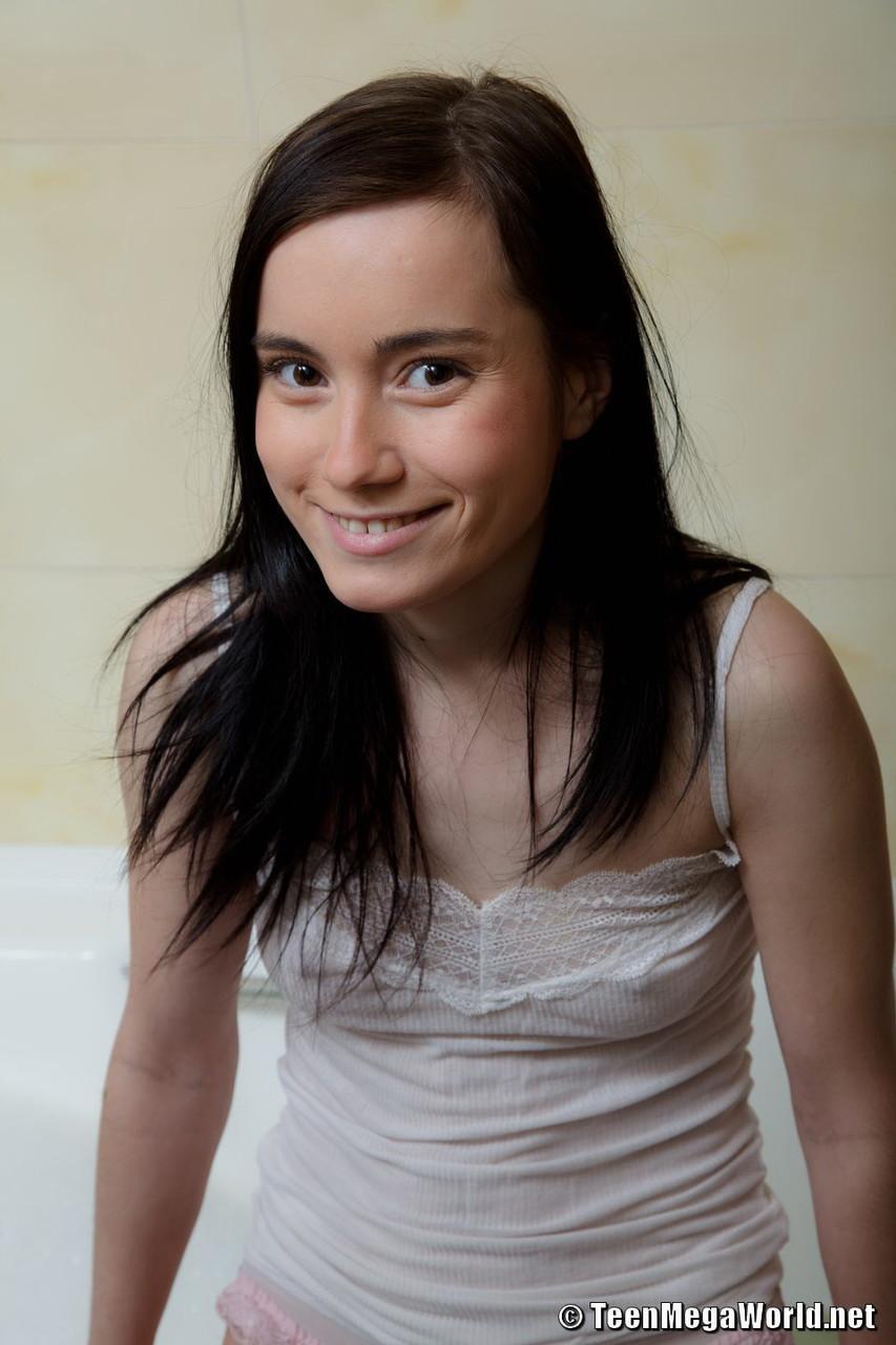 Thin brunette teen Delphina dildos her wet pussy while taking a bath(1)