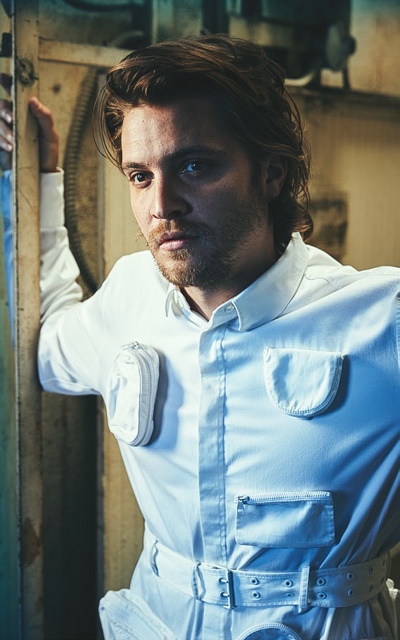 Luke Grimes EAThLjdi_o