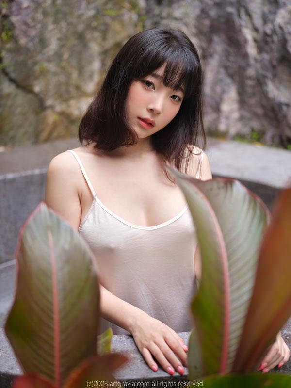 丰满美女姜仁卿白色吊裙户外湿身胴体尽现(1)