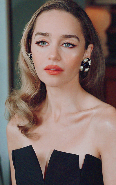 Emilia Clarke - Page 2 AX5sIbgA_o