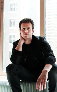 Jonathan Groff ZqEyrtKA_o