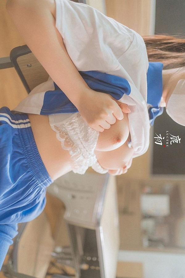 摄影师鹿初少女系列巨乳制服学妹之教室(11)