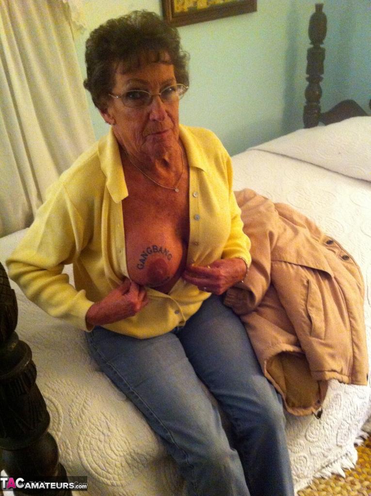 Dirty amateur granny shows her sexy naked body and kisses a young stud(6)