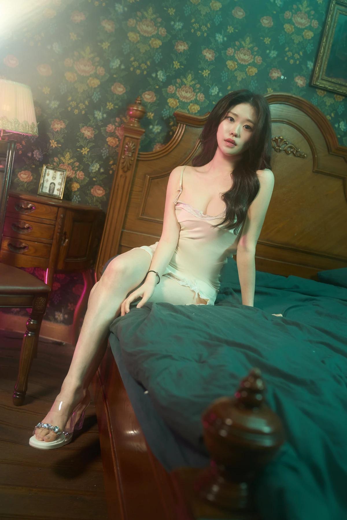 HaEun 하은, Photobook 「Fair Skin」(15)