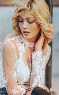 Katherine Mcnamara SZ9fcBXt_o