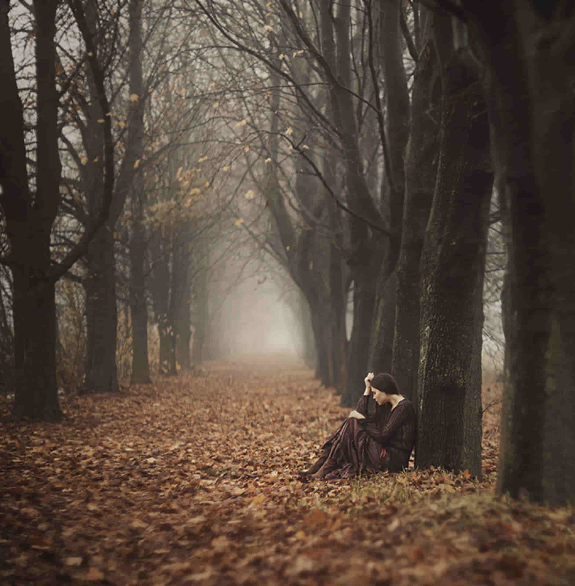 Печаль окончание. Девушка в тумане осенью. Девушка туман осень. Осень одиночество. Осенняя фотосессия в тумане.
