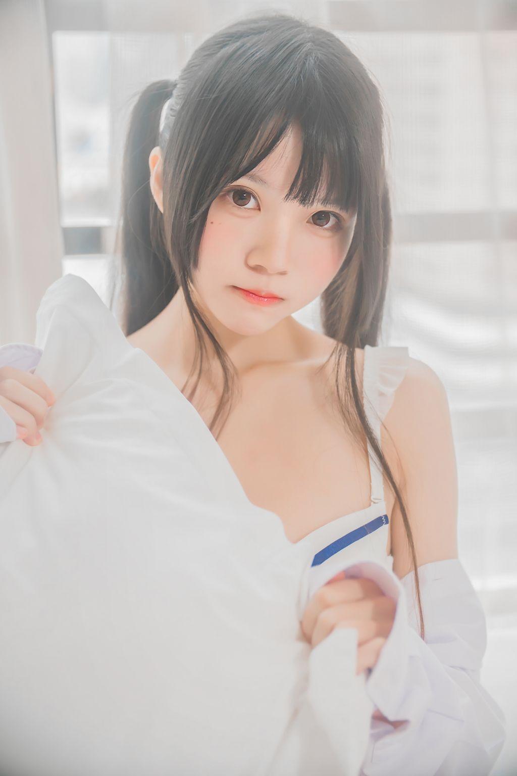 Coser @ 桜 桃 喵 Vol.073: 白 衬衫 双 马尾 (47 photos)(16)