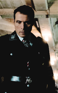 Rufus Sewell AbOvzOX6_o