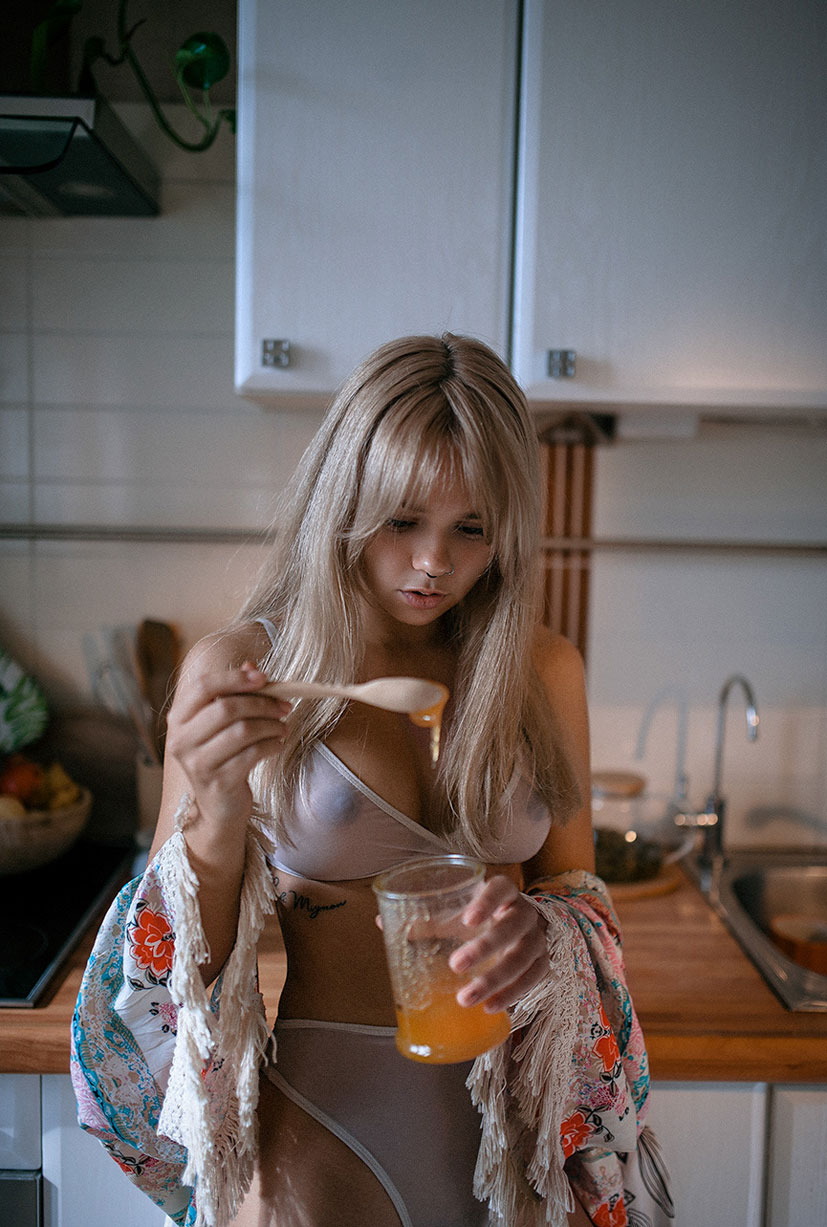 Self Isolation by Igor Koshelev красивая девушка скучает дома одна / фото 02