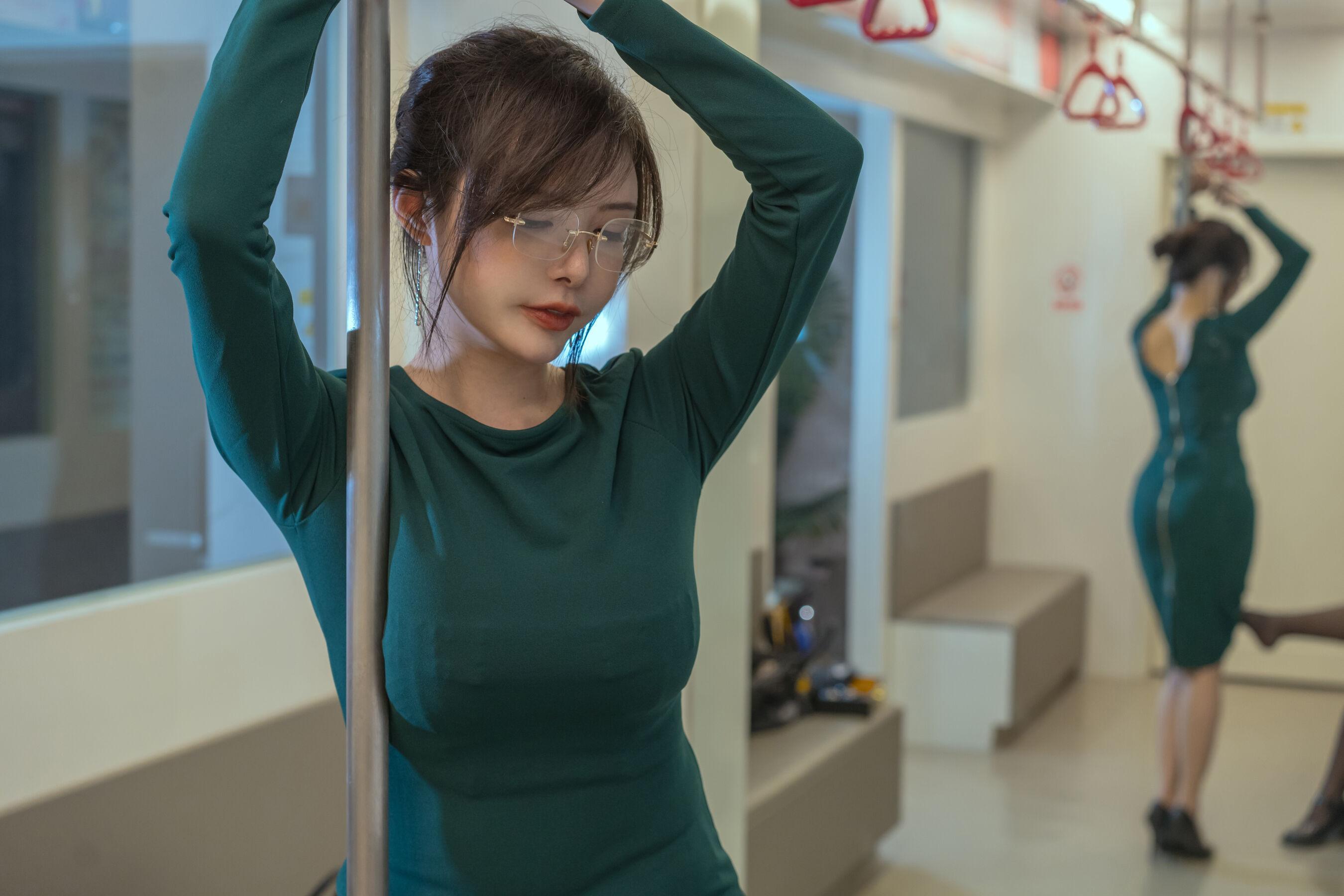 未分类性感写真 秋和柯基x火锅味的奶桃桃《电车》(16)
