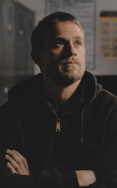 Charlie Hunnam - Page 2 ERozhmvw_o