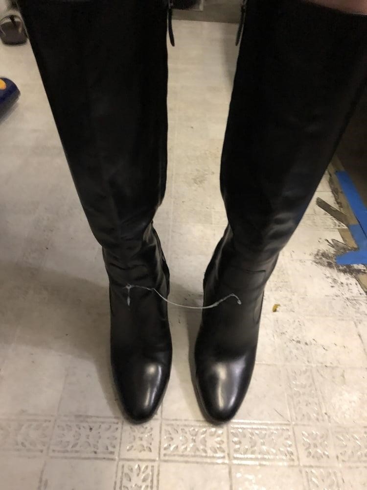 Black burberry rain boots-5829